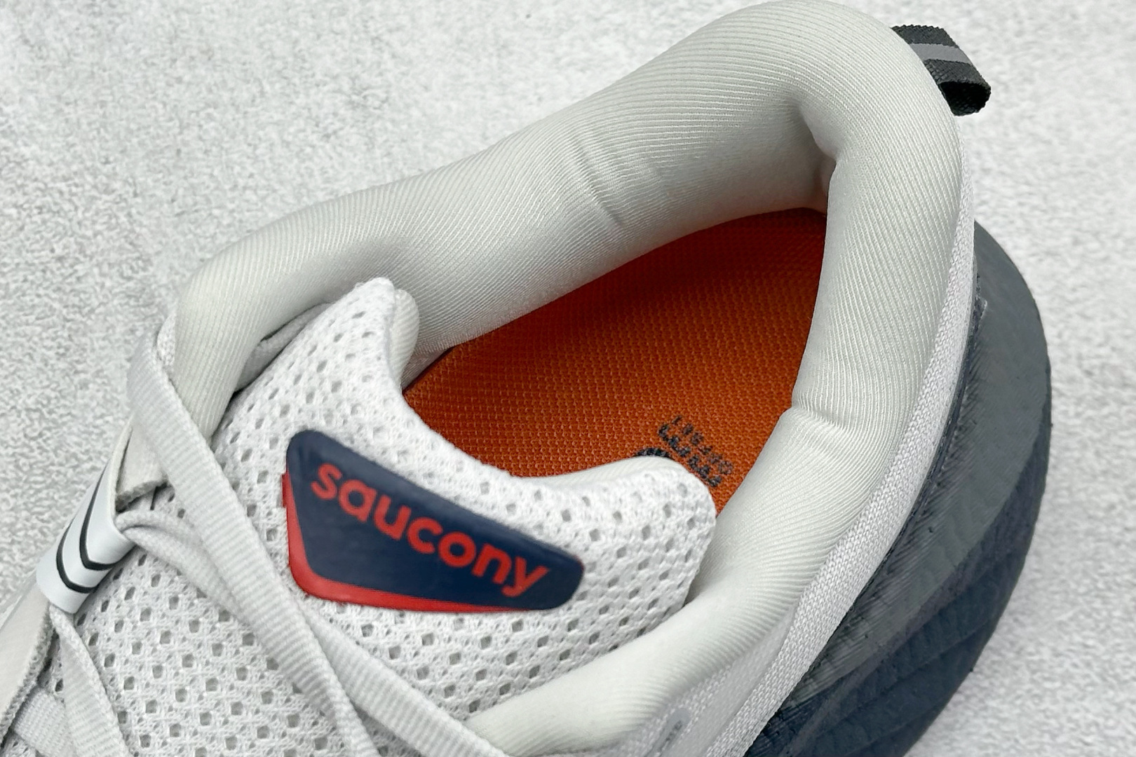 XL版 Saucony Triumph 索康尼胜利22代旗舰级缓震型跑鞋
性能相比前几代再升级:鞋