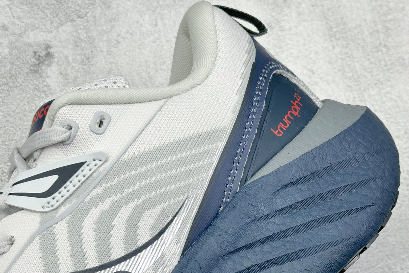 XL版 Saucony Triumph 索康尼胜利22代旗舰级缓震型跑鞋
性能相比前几代再升级:鞋
