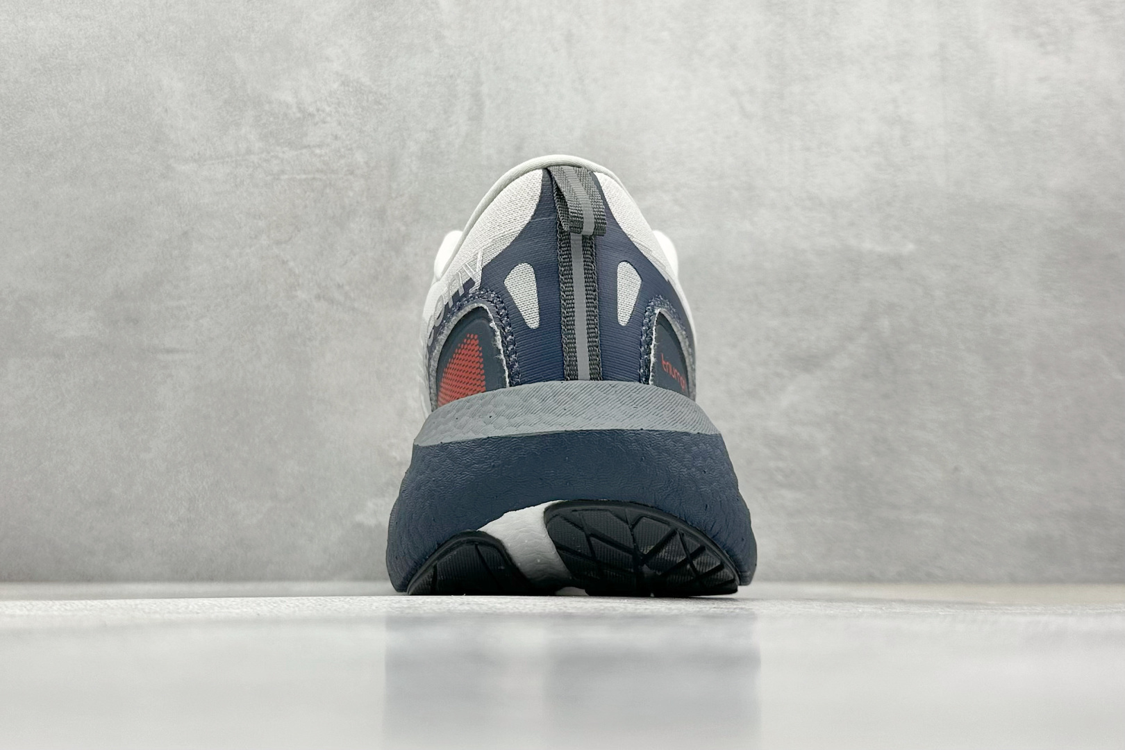 XL版 Saucony Triumph 索康尼胜利22代旗舰级缓震型跑鞋
性能相比前几代再升级:鞋