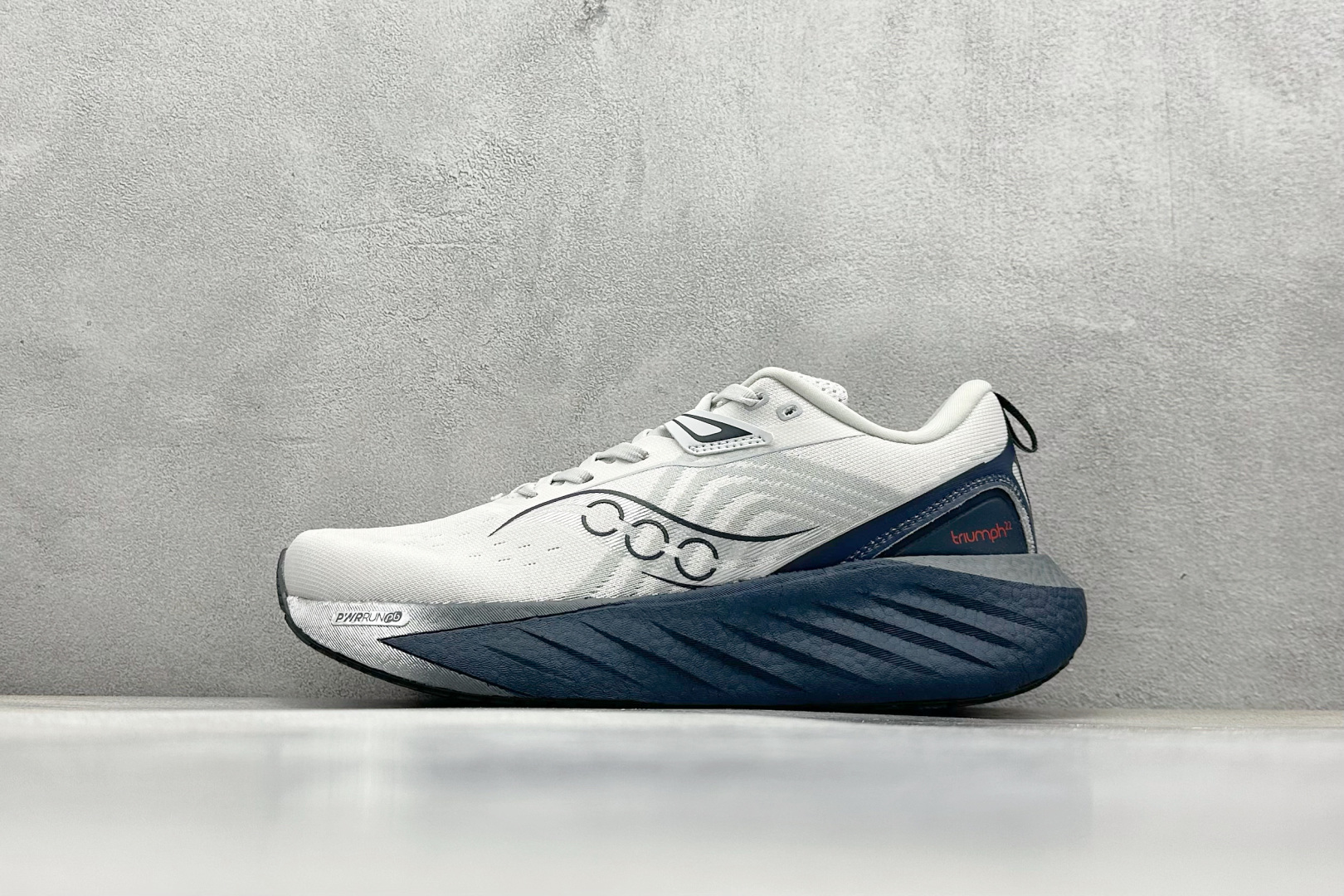 XL版 Saucony Triumph 索康尼胜利22代旗舰级缓震型跑鞋
性能相比前几代再升级:鞋