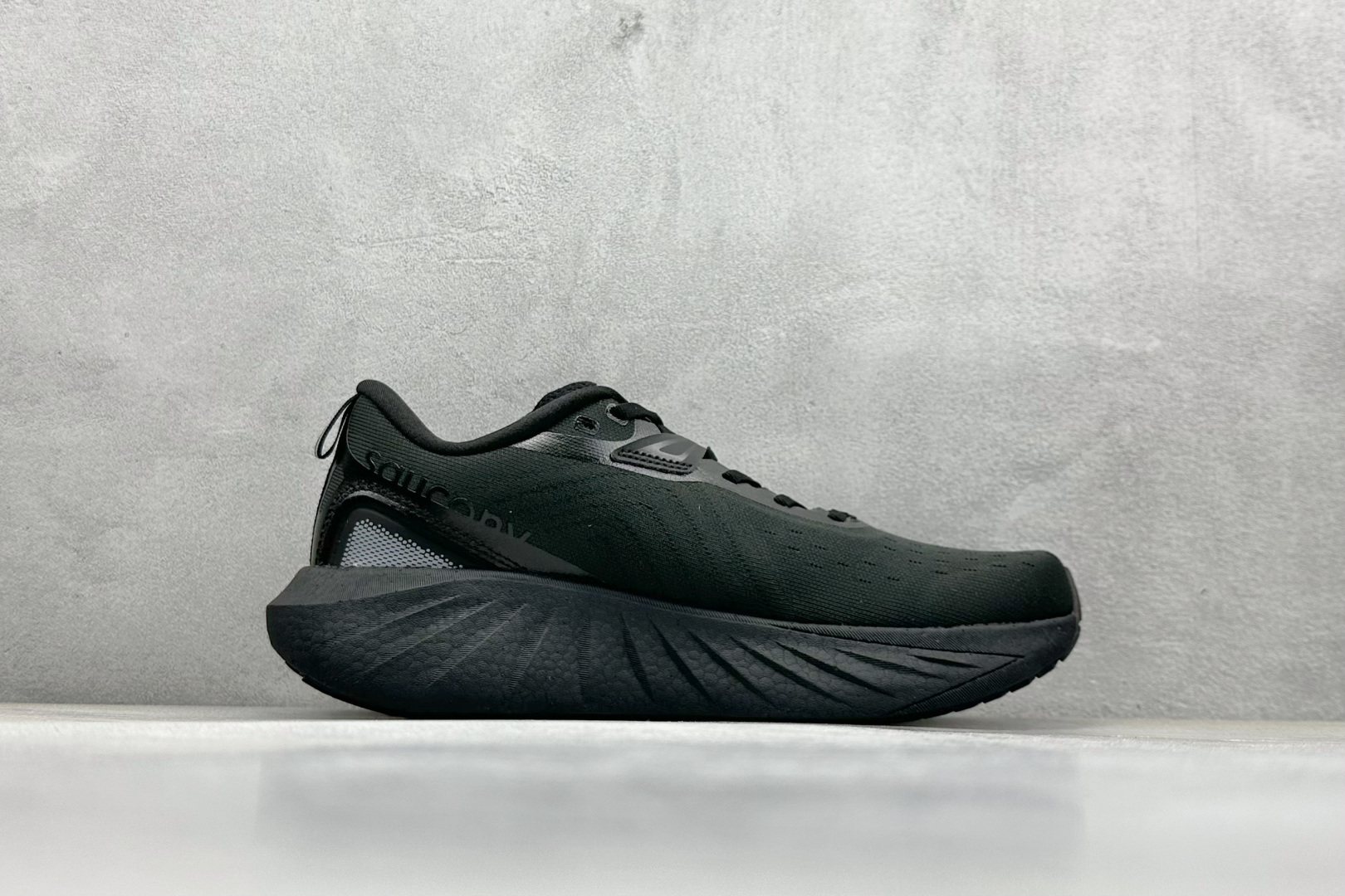 XL版 Saucony Triumph 索康尼胜利22代旗舰级缓震型跑鞋
性能相比前几代再升级:鞋