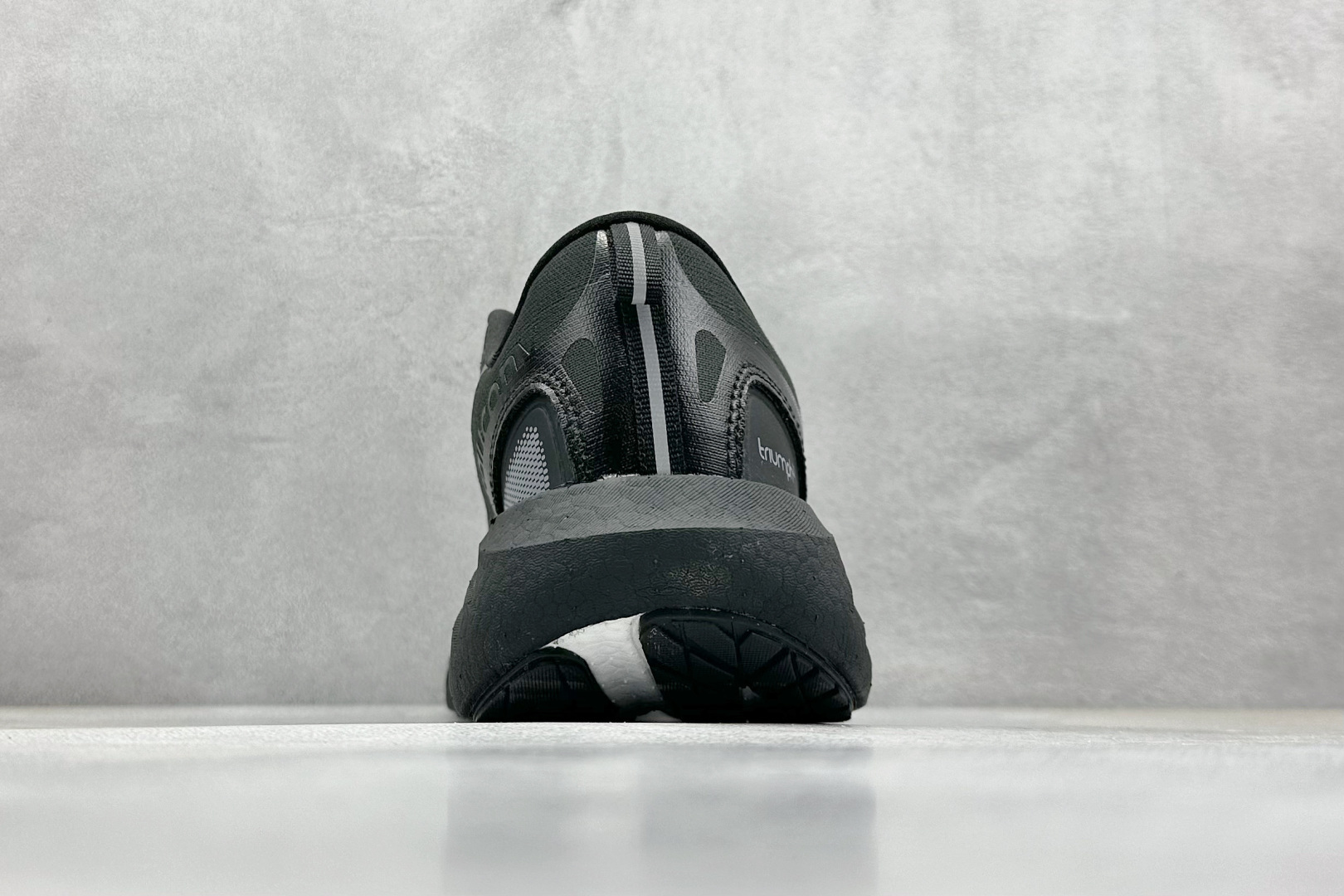 XL版 Saucony Triumph 索康尼胜利22代旗舰级缓震型跑鞋
性能相比前几代再升级:鞋