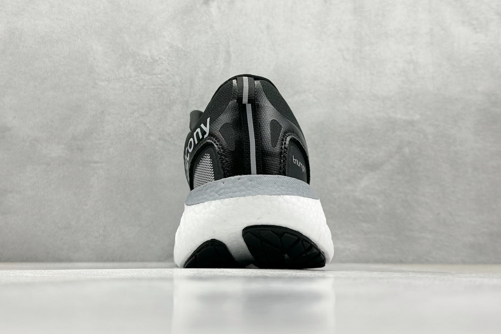 XL版 Saucony Triumph 索康尼胜利22代旗舰级缓震型跑鞋
性能相比前几代再升级:鞋