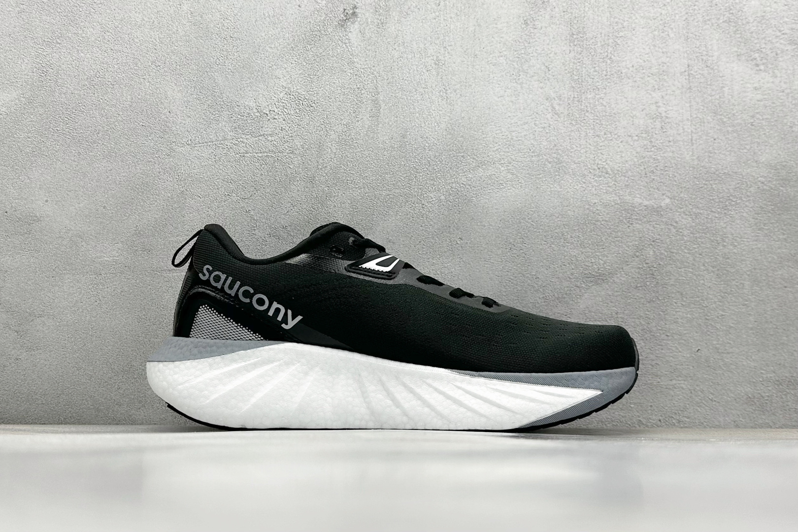 XL版 Saucony Triumph 索康尼胜利22代旗舰级缓震型跑鞋
性能相比前几代再升级:鞋