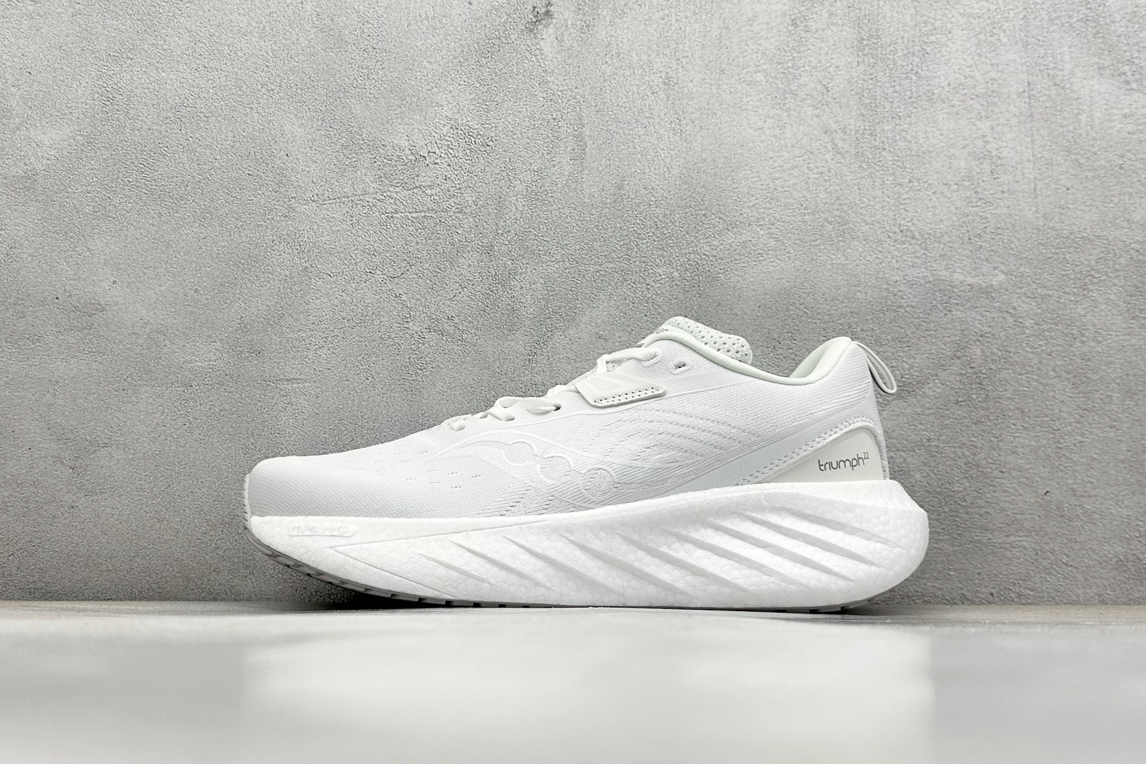 XL版 Saucony Triumph 索康尼胜利22代旗舰级缓震型跑鞋
性能相比前几代再升级:鞋
