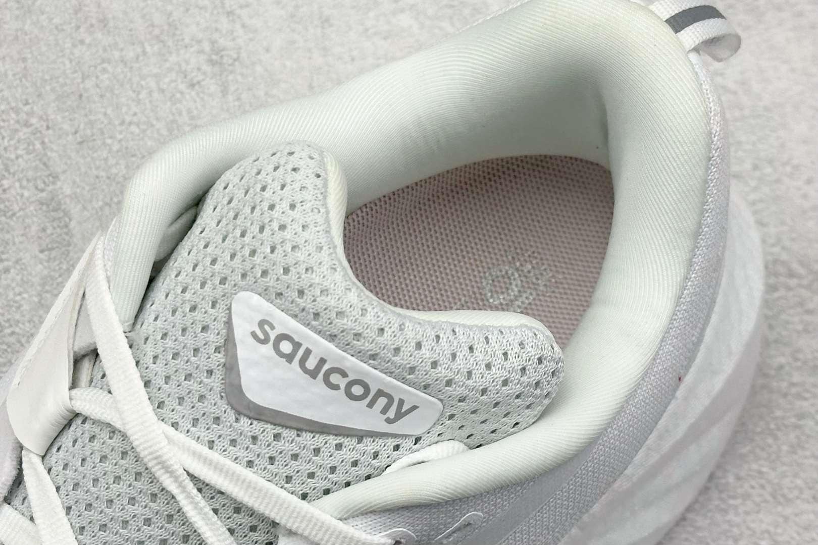 XL版 Saucony Triumph 索康尼胜利22代旗舰级缓震型跑鞋
性能相比前几代再升级:鞋