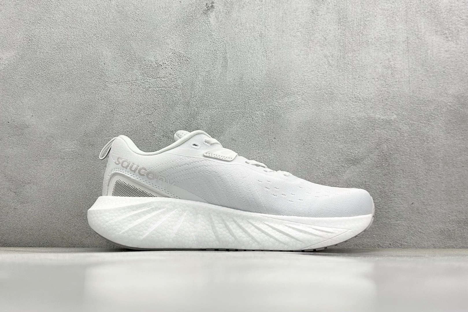 XL版 Saucony Triumph 索康尼胜利22代旗舰级缓震型跑鞋
性能相比前几代再升级:鞋