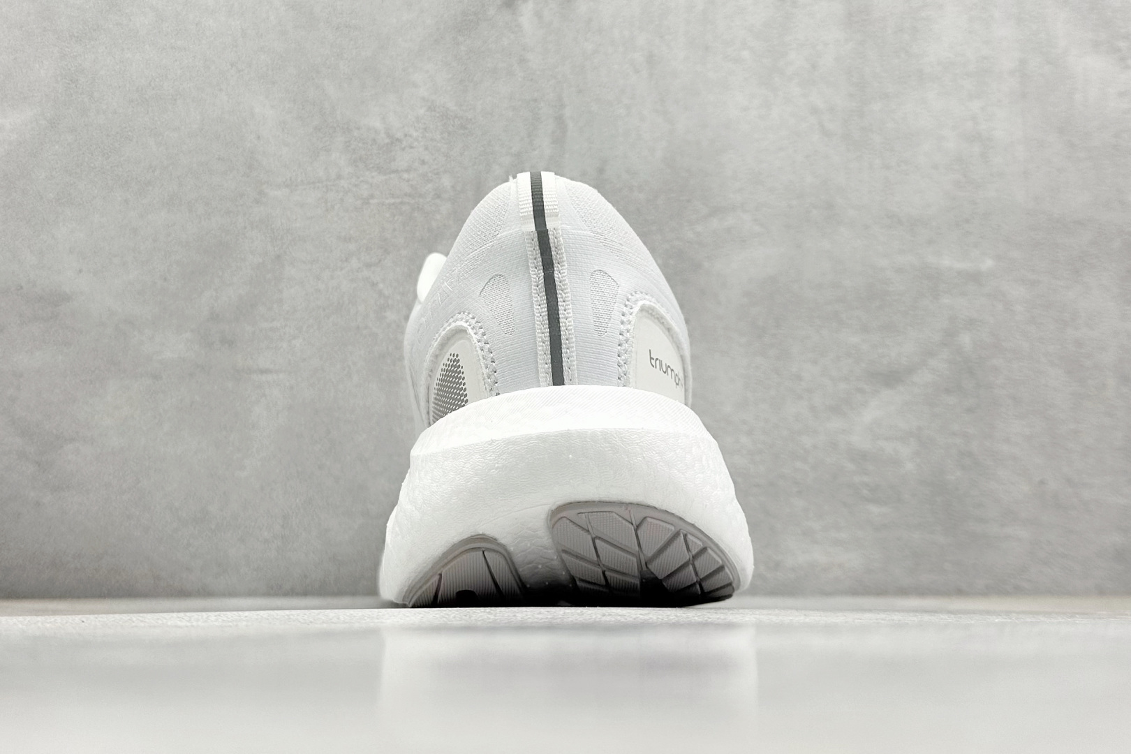 XL版 Saucony Triumph 索康尼胜利22代旗舰级缓震型跑鞋
性能相比前几代再升级:鞋