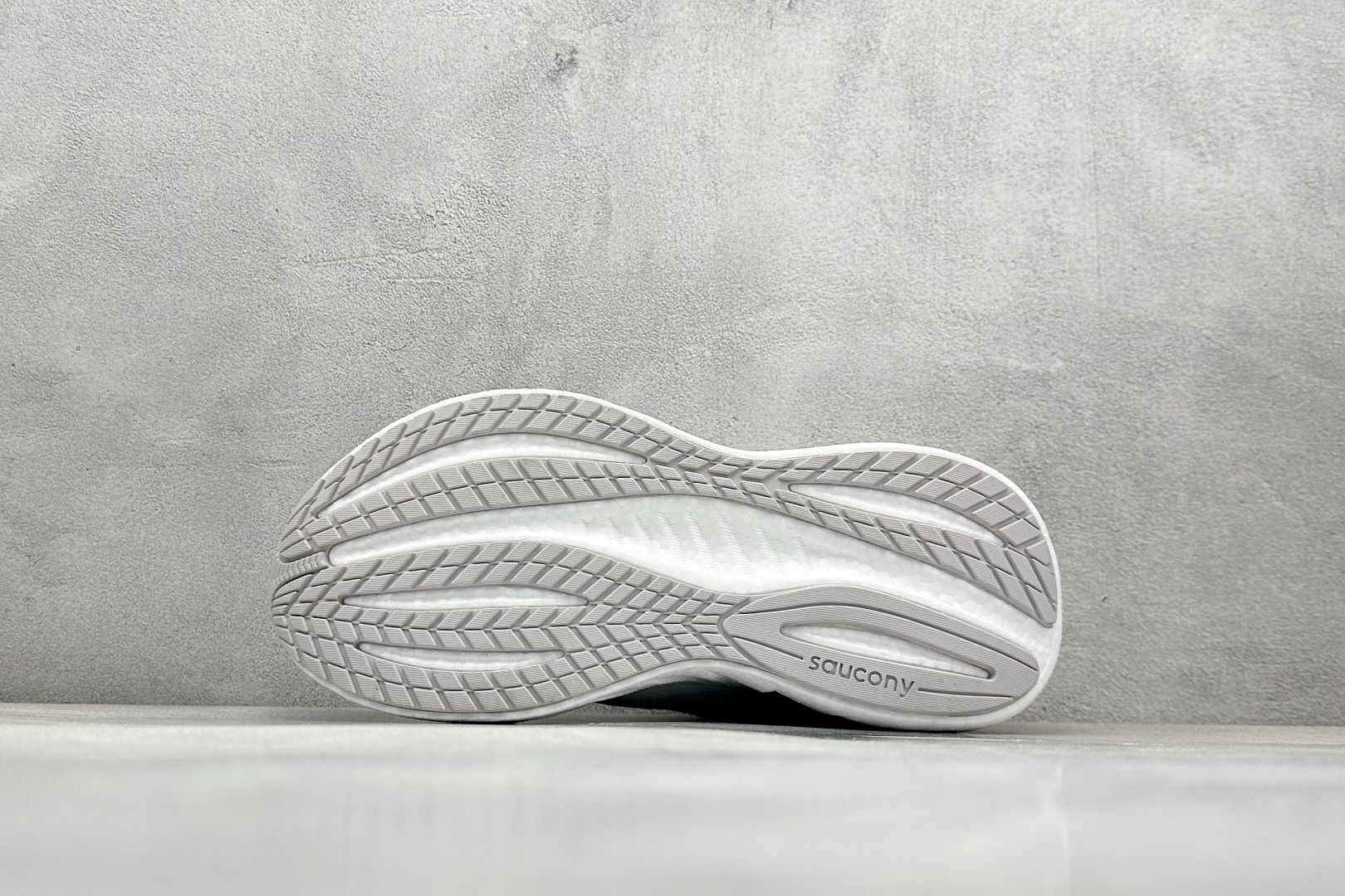 XL版 Saucony Triumph 索康尼胜利22代旗舰级缓震型跑鞋
性能相比前几代再升级:鞋