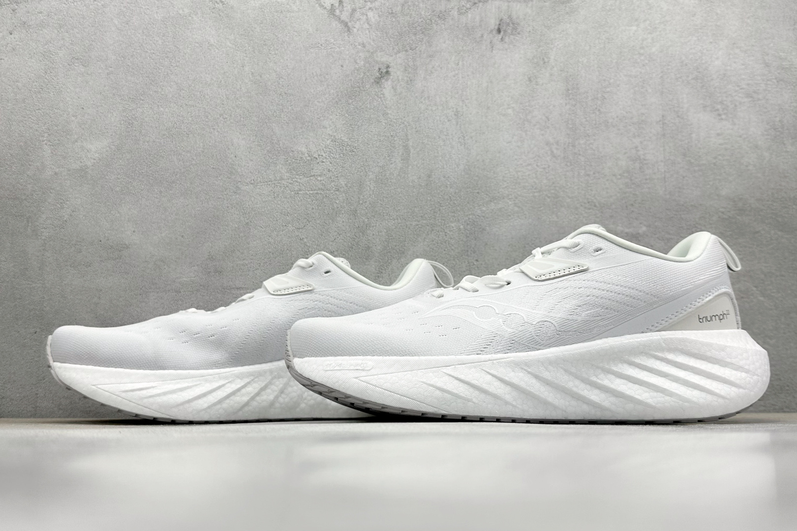 XL版 Saucony Triumph 索康尼胜利22代旗舰级缓震型跑鞋
性能相比前几代再升级:鞋