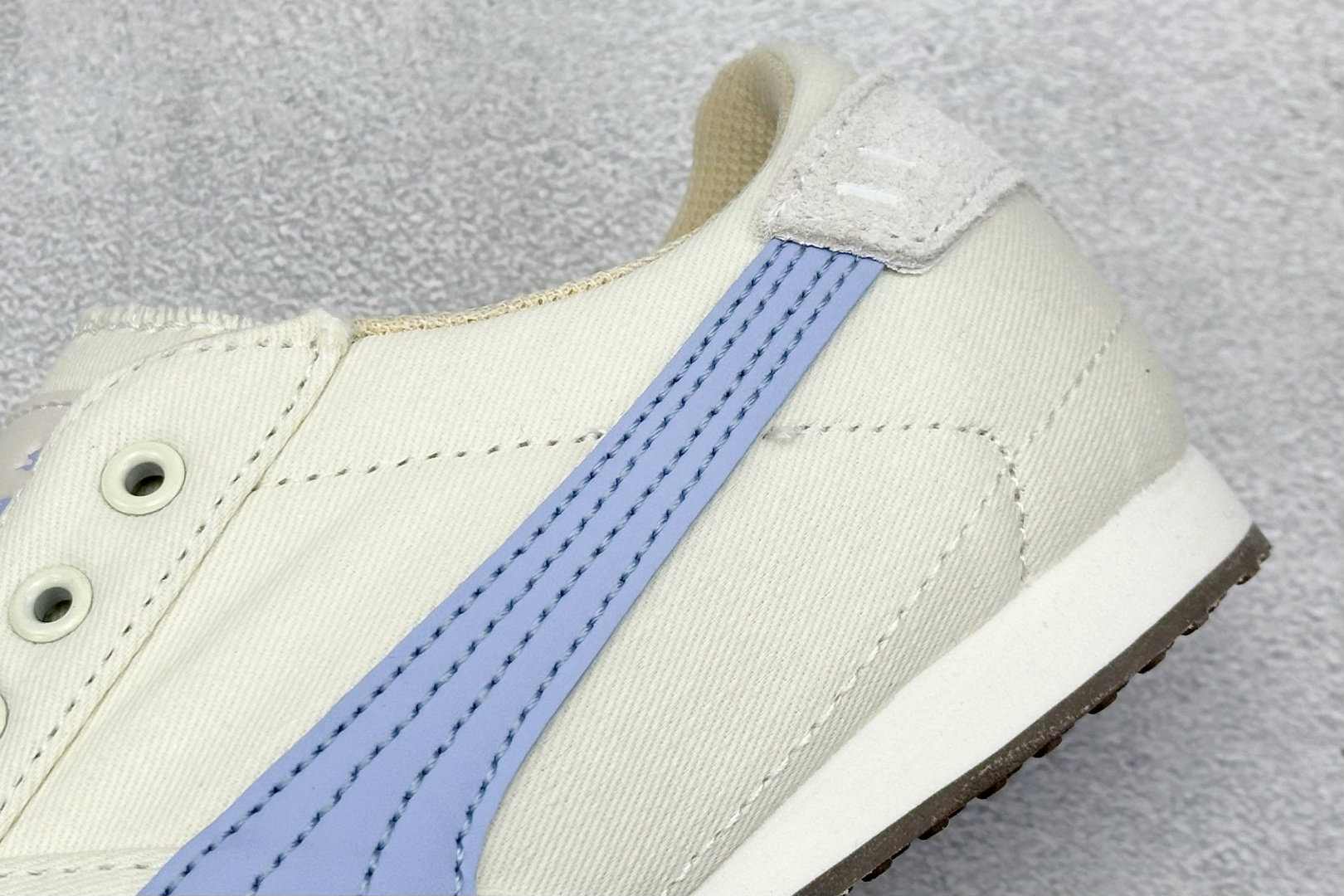  终端放店
Xs版 Puma Palermo OG  防滑耐磨低帮德训板鞋
孔眼底座和脚趾凸起由绒面革材