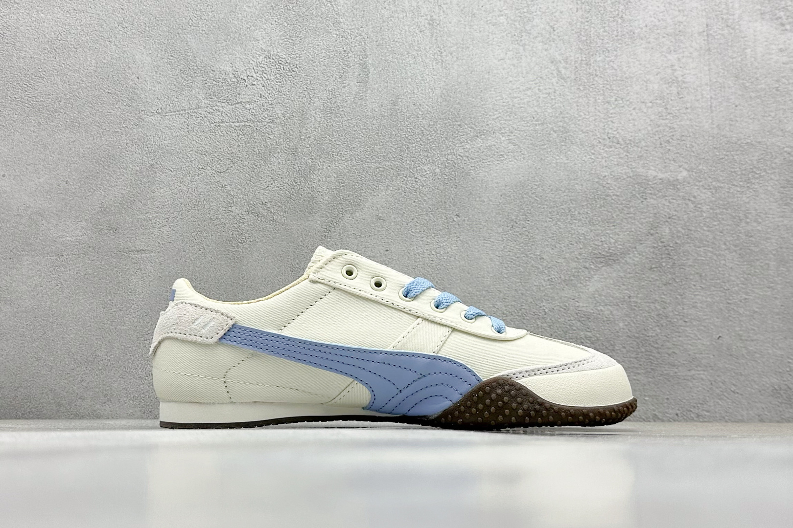  终端放店
Xs版 Puma Palermo OG  防滑耐磨低帮德训板鞋
孔眼底座和脚趾凸起由绒面革材