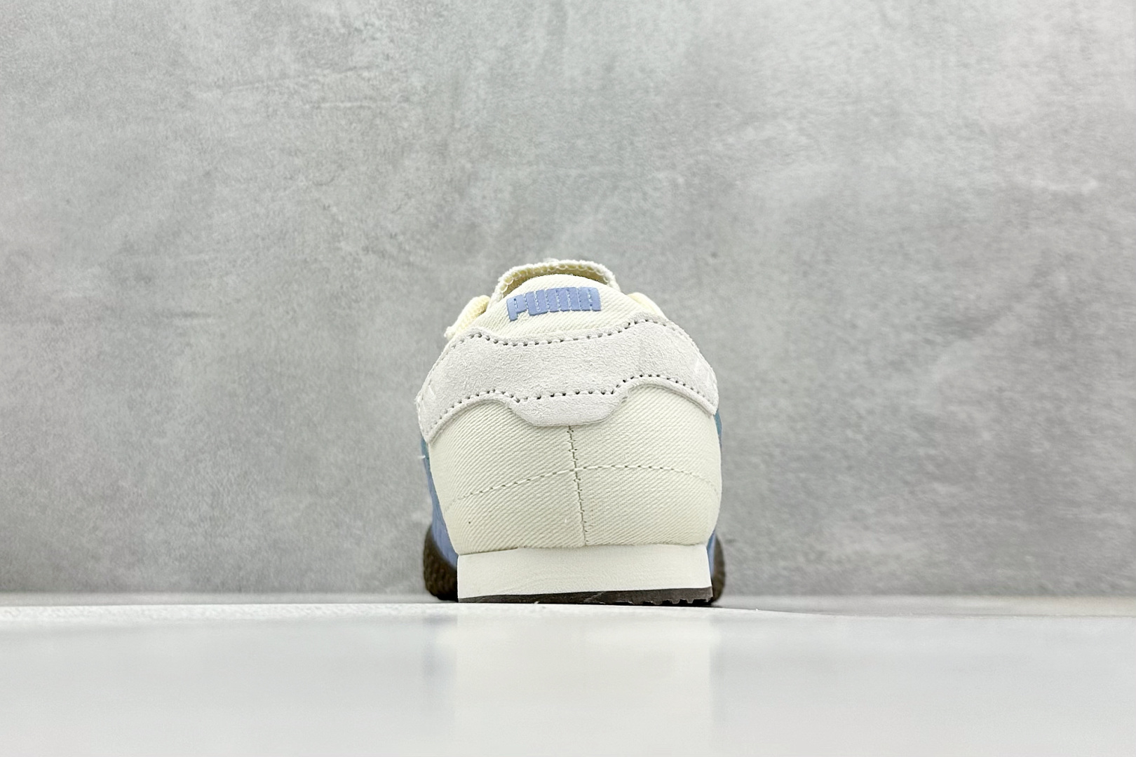  终端放店
Xs版 Puma Palermo OG  防滑耐磨低帮德训板鞋
孔眼底座和脚趾凸起由绒面革材