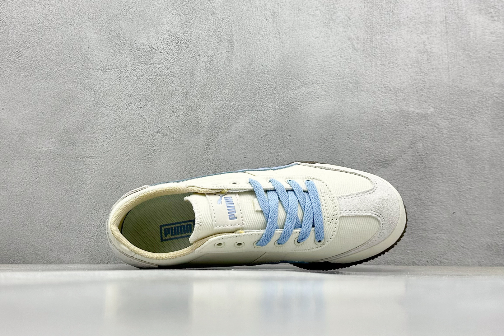  终端放店
Xs版 Puma Palermo OG  防滑耐磨低帮德训板鞋
孔眼底座和脚趾凸起由绒面革材