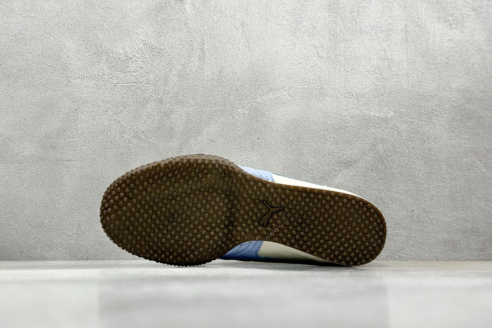  终端放店
Xs版 Puma Palermo OG  防滑耐磨低帮德训板鞋
孔眼底座和脚趾凸起由绒面革材