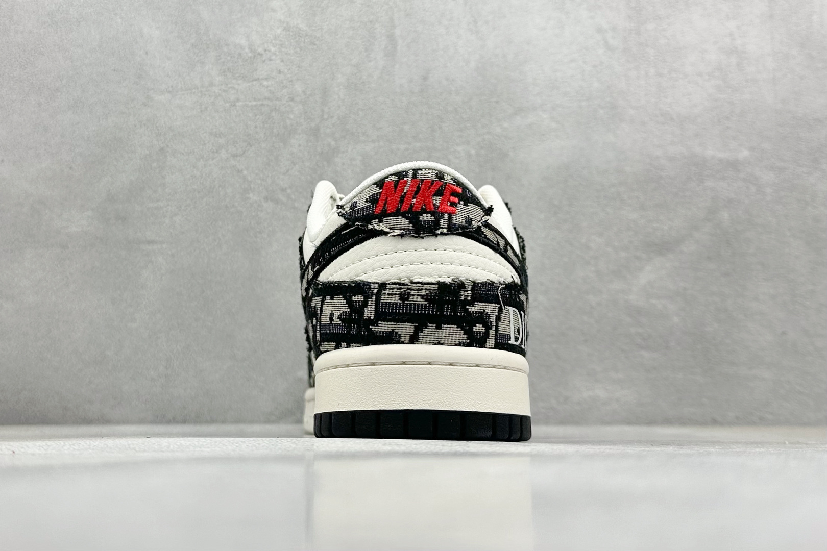  终端放店
XC版 Nike SB Dunk Low 迪奥系列 织布灰勾 周年高端定制 低帮休闲板鞋
