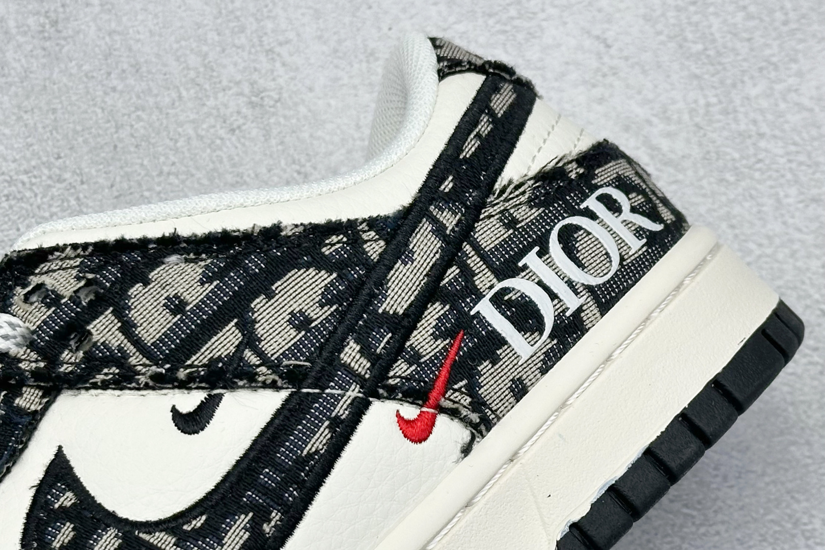  终端放店
XC版 Nike SB Dunk Low 迪奥系列 织布灰勾 周年高端定制 低帮休闲板鞋
