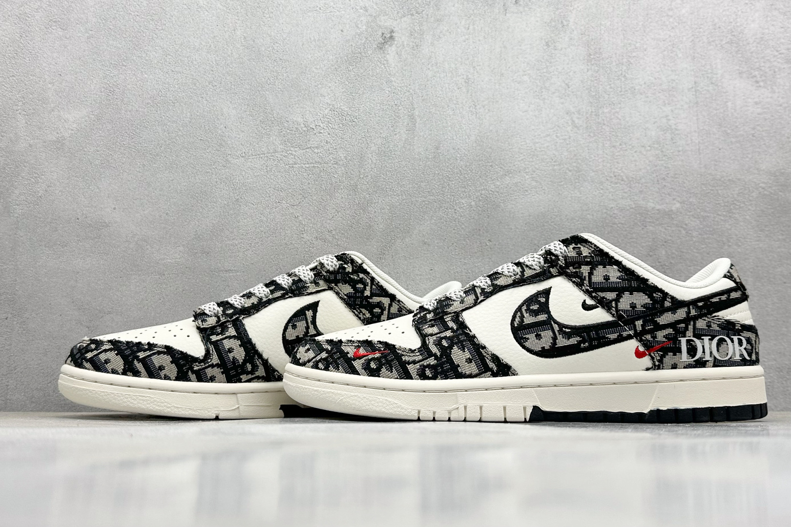  终端放店
XC版 Nike SB Dunk Low 迪奥系列 织布灰勾 周年高端定制 低帮休闲板鞋
