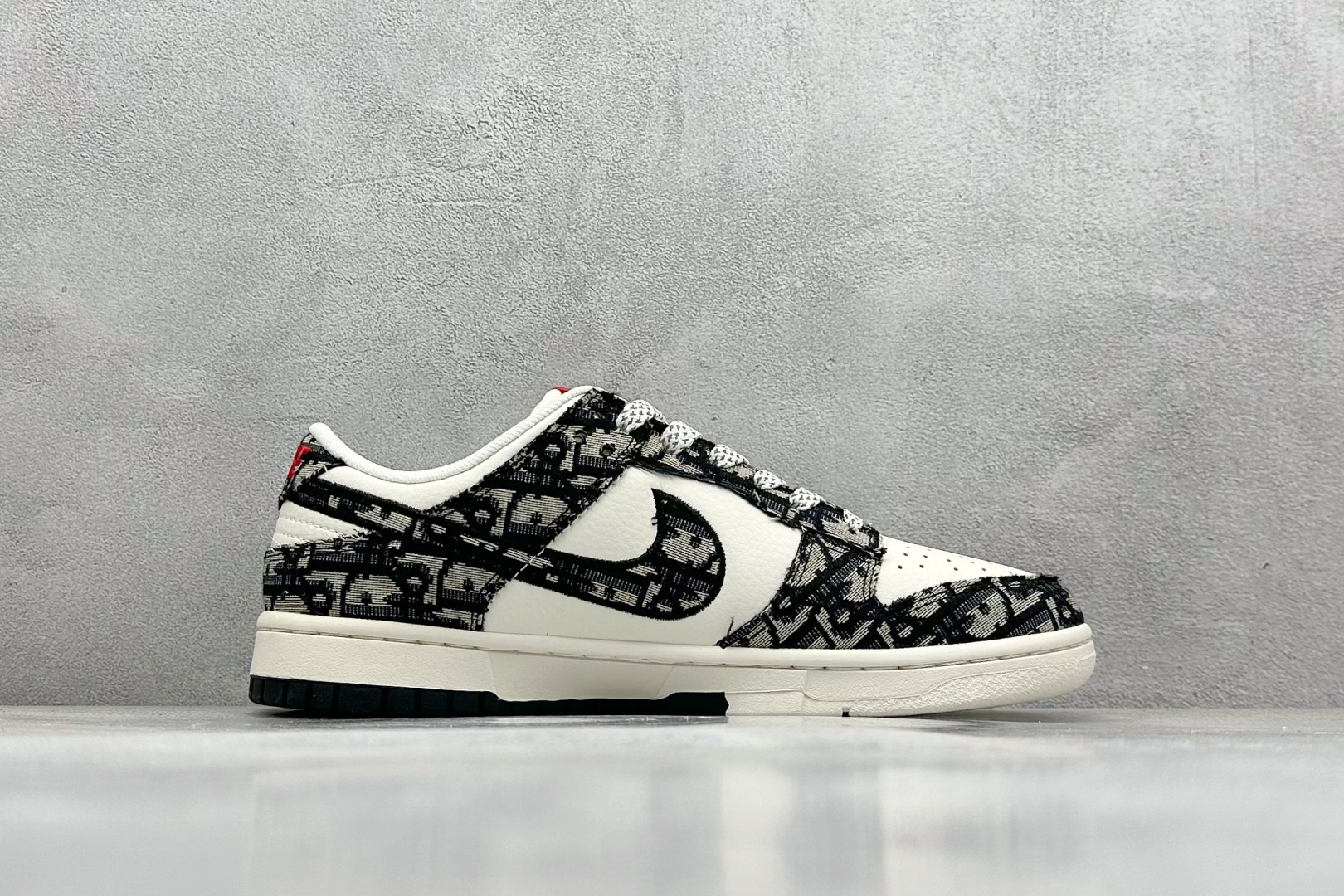  终端放店
XC版 Nike SB Dunk Low 迪奥系列 织布灰勾 周年高端定制 低帮休闲板鞋
