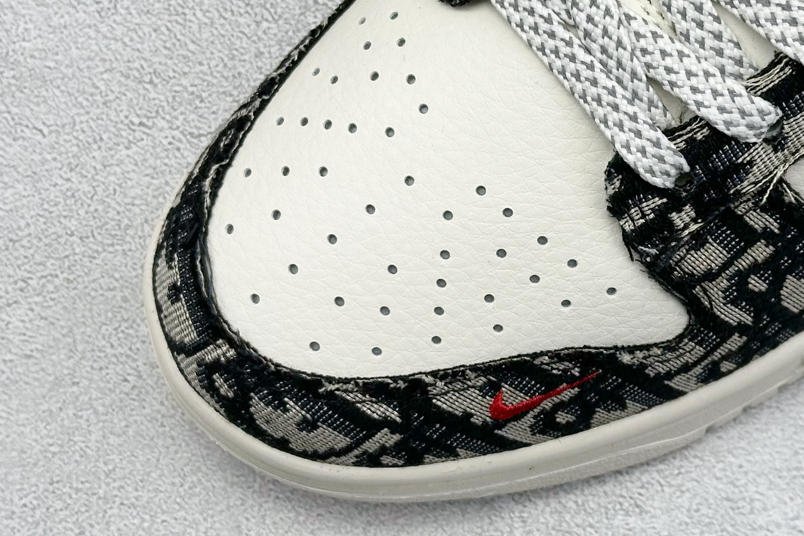  终端放店
XC版 Nike SB Dunk Low 迪奥系列 织布灰勾 周年高端定制 低帮休闲板鞋
