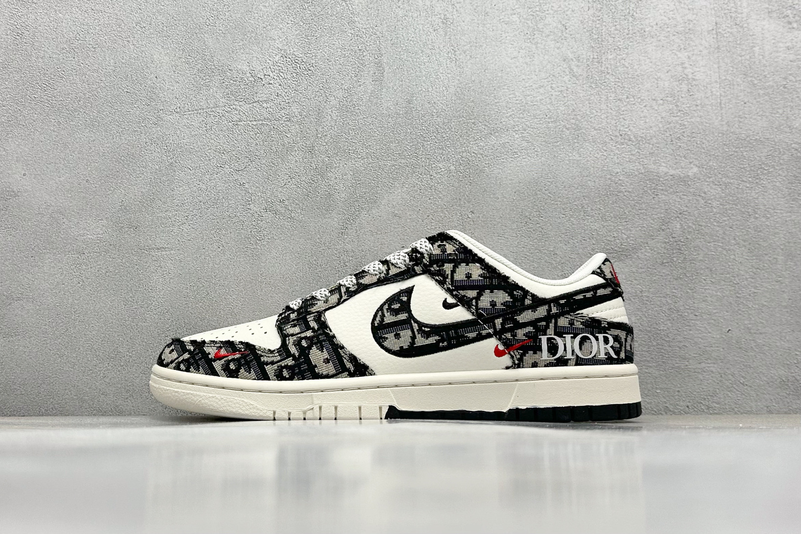  终端放店
XC版 Nike SB Dunk Low 迪奥系列 织布灰勾 周年高端定制 低帮休闲板鞋
