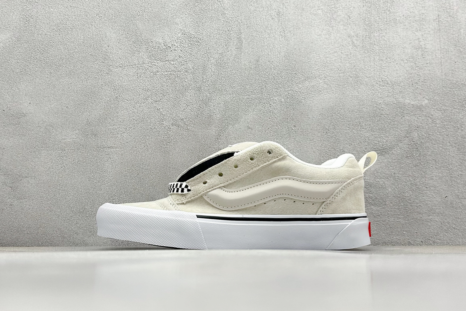 
Vans Knu Skool VLT 白黑
官方新款 复古休闲胖胖面包鞋
肥胖版大LOGO原版全皮猪
