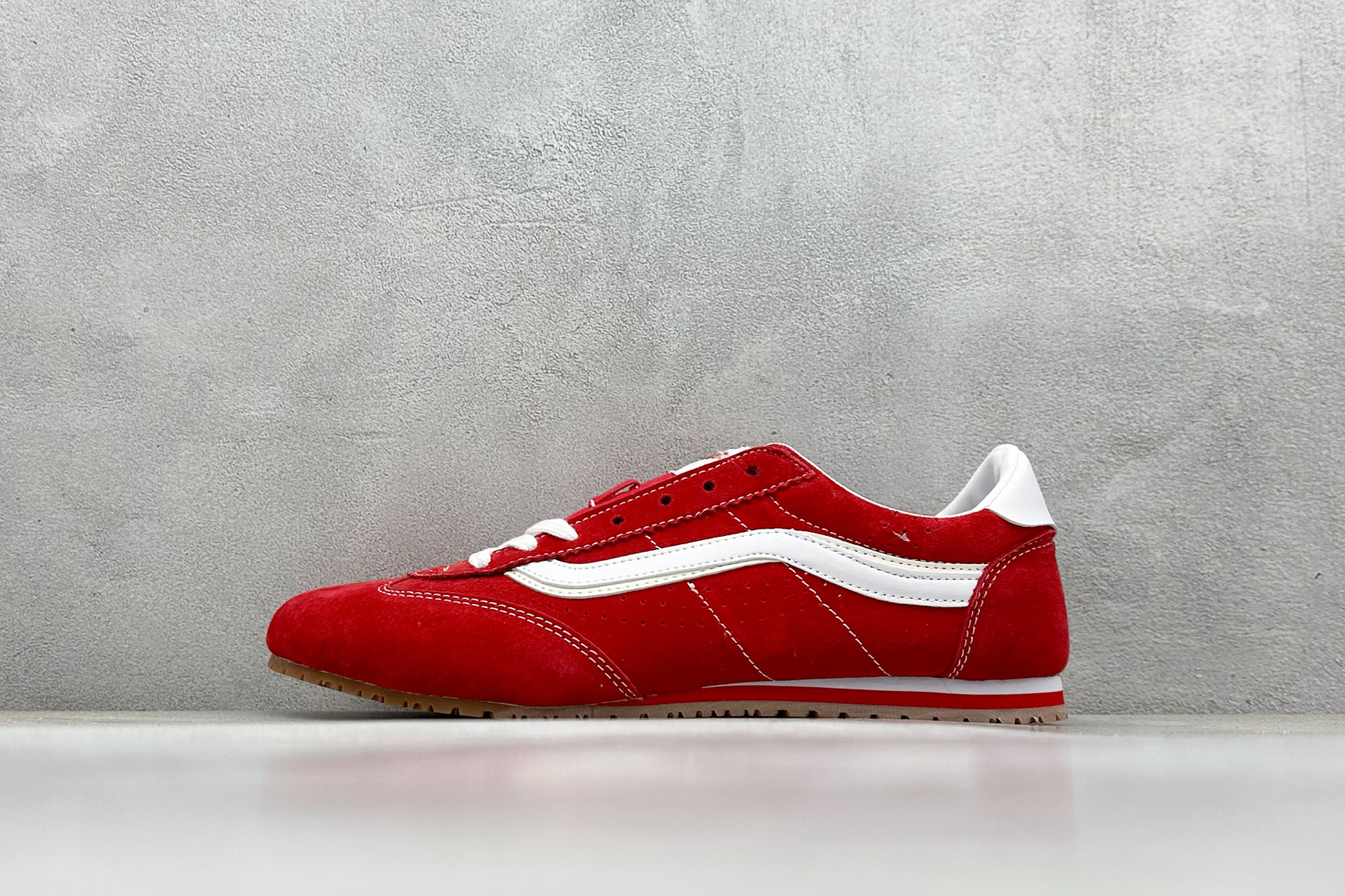  
Vans Super Lowpro 红色
时尚系列舒适百搭复古薄底德训鞋
货号：VN000D83IZ