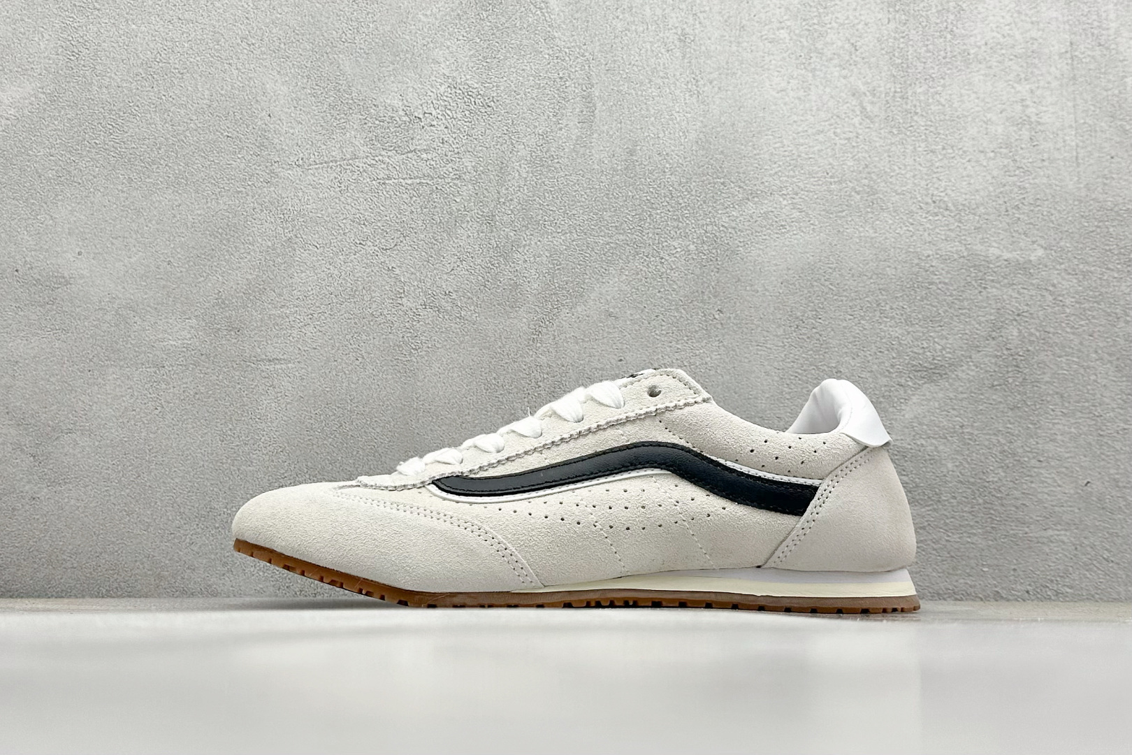  
Vans Super LowPro 米色  
官方新款 复古薄底德训鞋系列
以经典Vans Seri