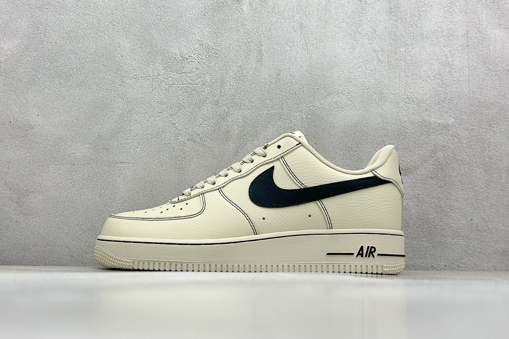  
Nike Air Force 1 Low 米黑
原楦头原纸板 打造纯正空军版型
专注外贸渠道 全掌内