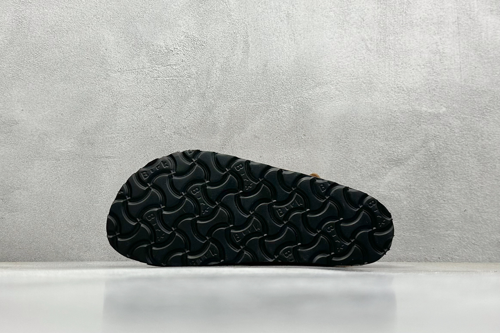  
BK版 博肯 Birkenstock Rio  二字拖
采用其特有的鞋床设计，贴合脚面穿着舒适，Bi