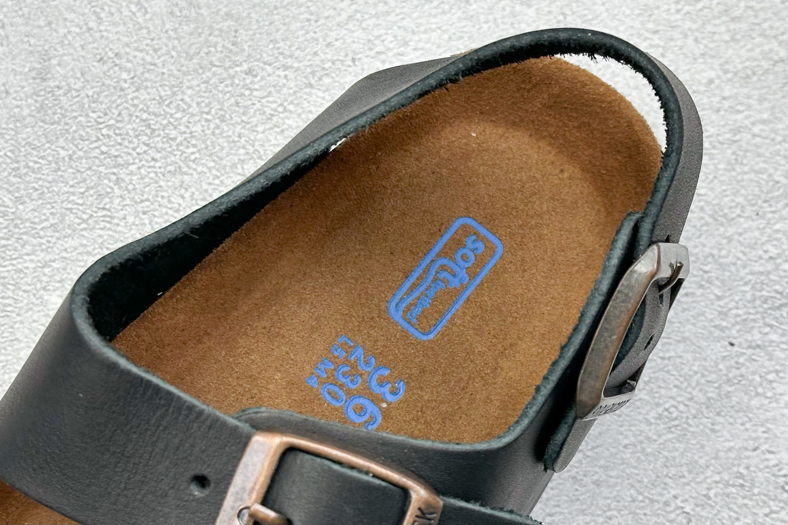  
BK版 博肯 Birkenstock Rio  二字拖
采用其特有的鞋床设计，贴合脚面穿着舒适，Bi