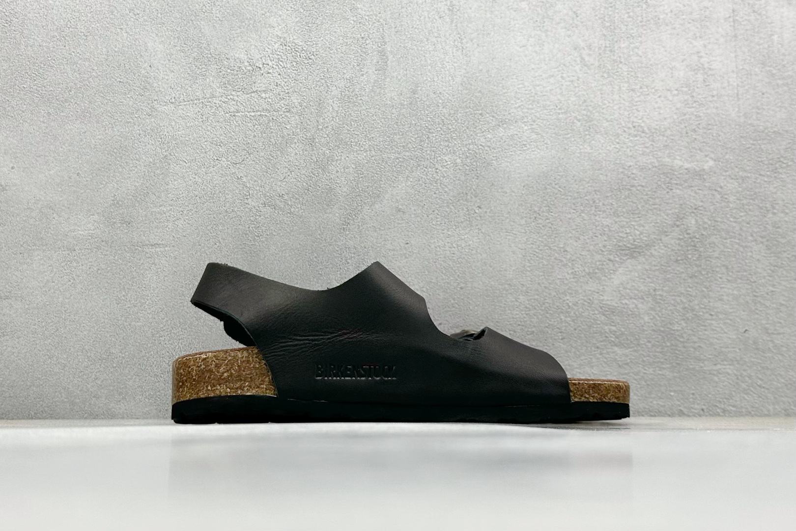  
BK版 博肯 Birkenstock Rio  二字拖
采用其特有的鞋床设计，贴合脚面穿着舒适，Bi