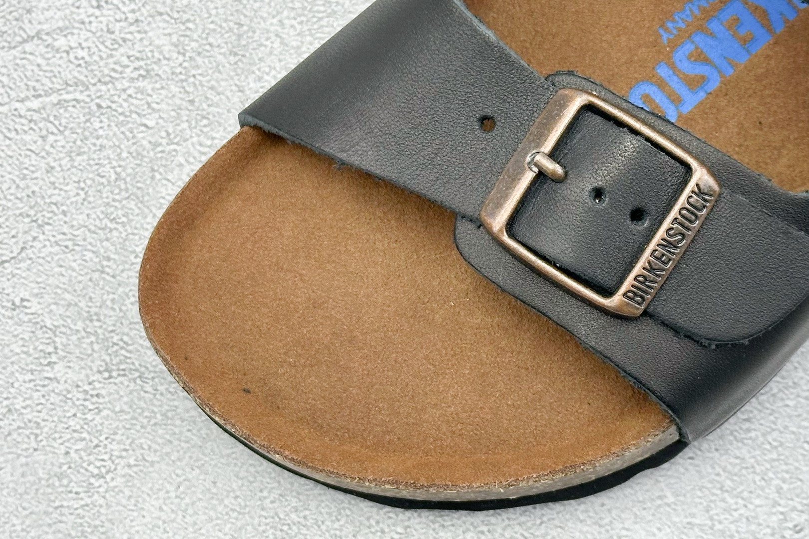  
BK版 博肯 Birkenstock Rio  二字拖
采用其特有的鞋床设计，贴合脚面穿着舒适，Bi