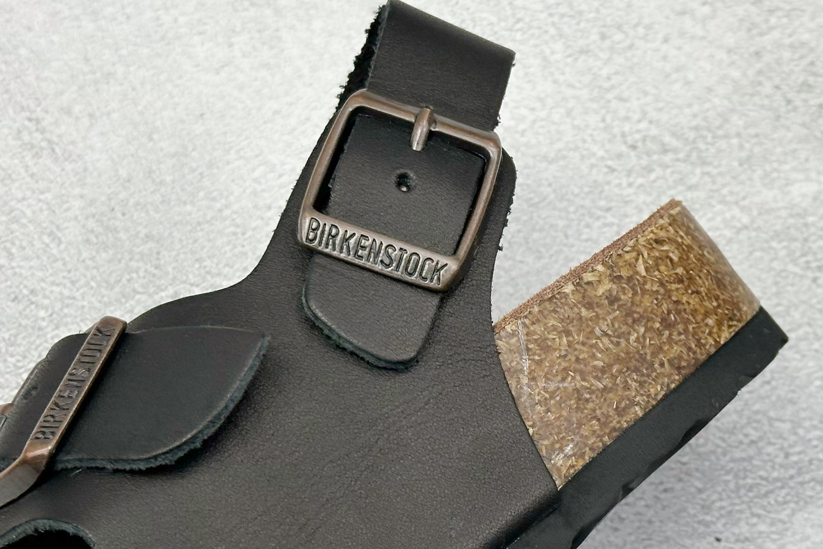  
BK版 博肯 Birkenstock Rio  二字拖
采用其特有的鞋床设计，贴合脚面穿着舒适，Bi