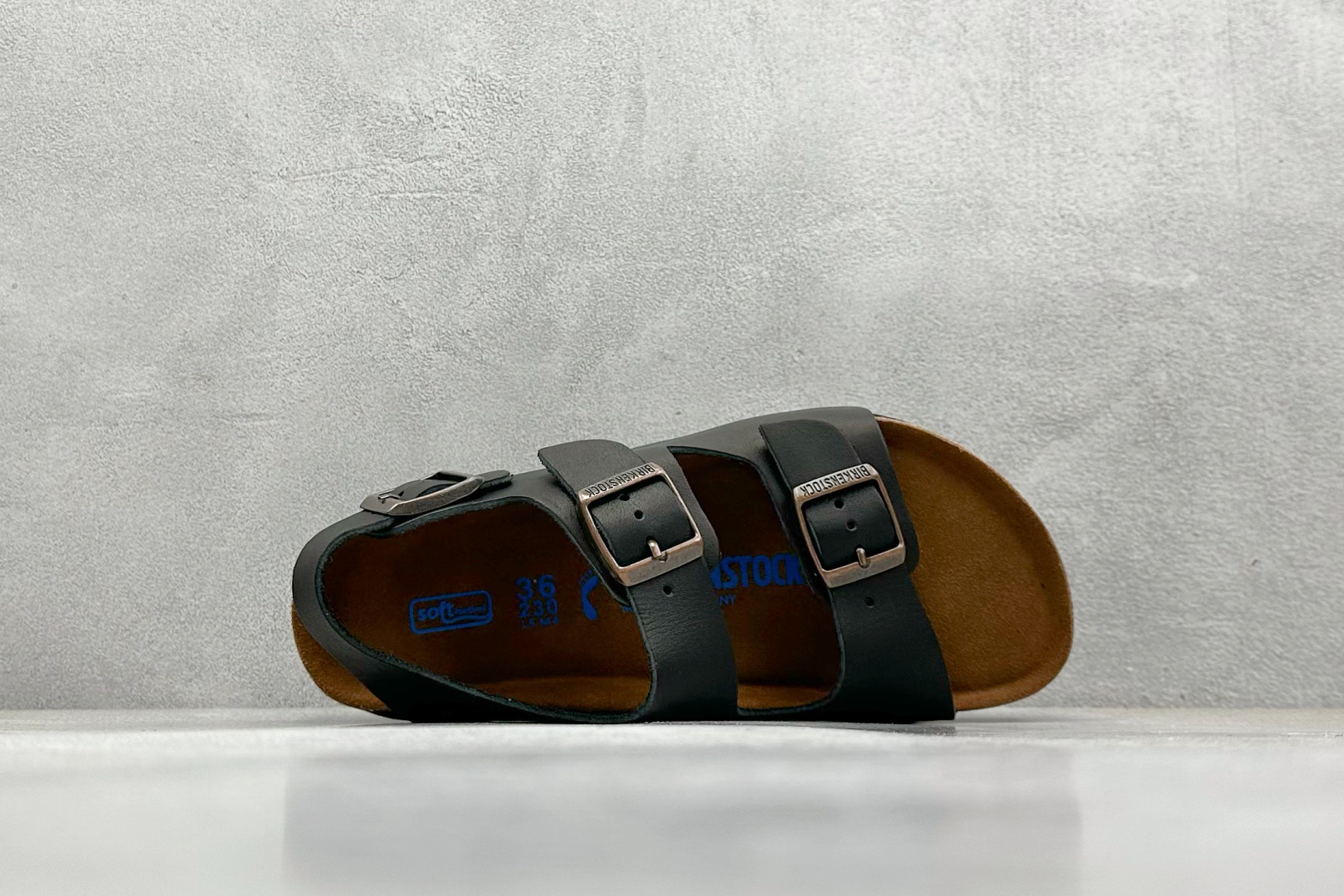  
BK版 博肯 Birkenstock Rio  二字拖
采用其特有的鞋床设计，贴合脚面穿着舒适，Bi