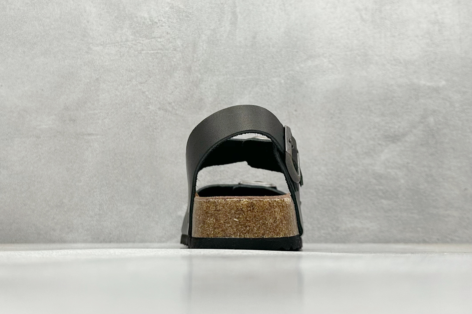  
BK版 博肯 Birkenstock Rio  二字拖
采用其特有的鞋床设计，贴合脚面穿着舒适，Bi