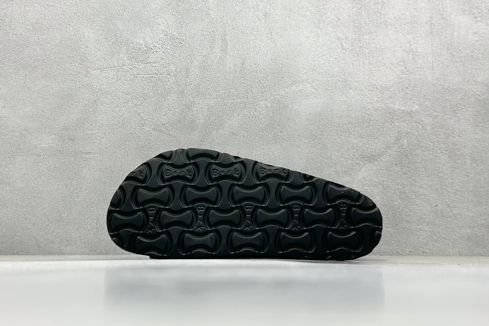  
BK版 博肯 Birkenstock Rio  二字拖
采用其特有的鞋床设计，贴合脚面穿着舒适，Bi