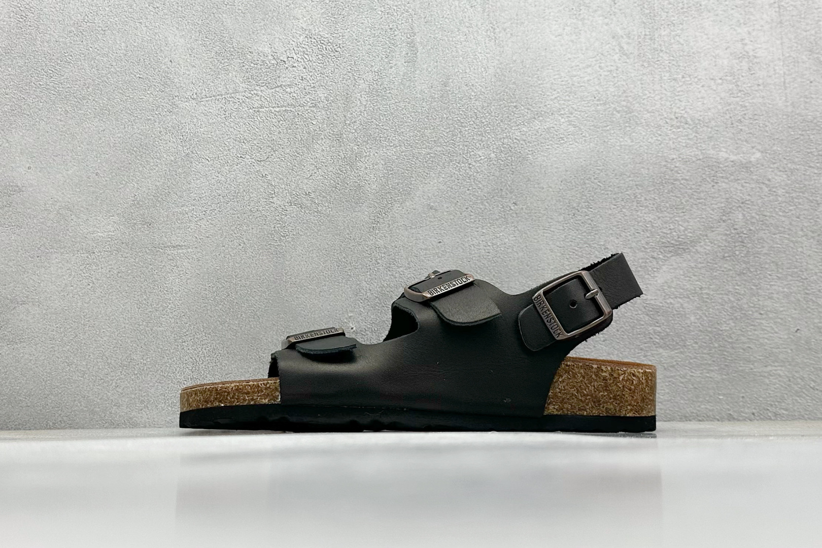  
BK版 博肯 Birkenstock Rio  二字拖
采用其特有的鞋床设计，贴合脚面穿着舒适，Bi