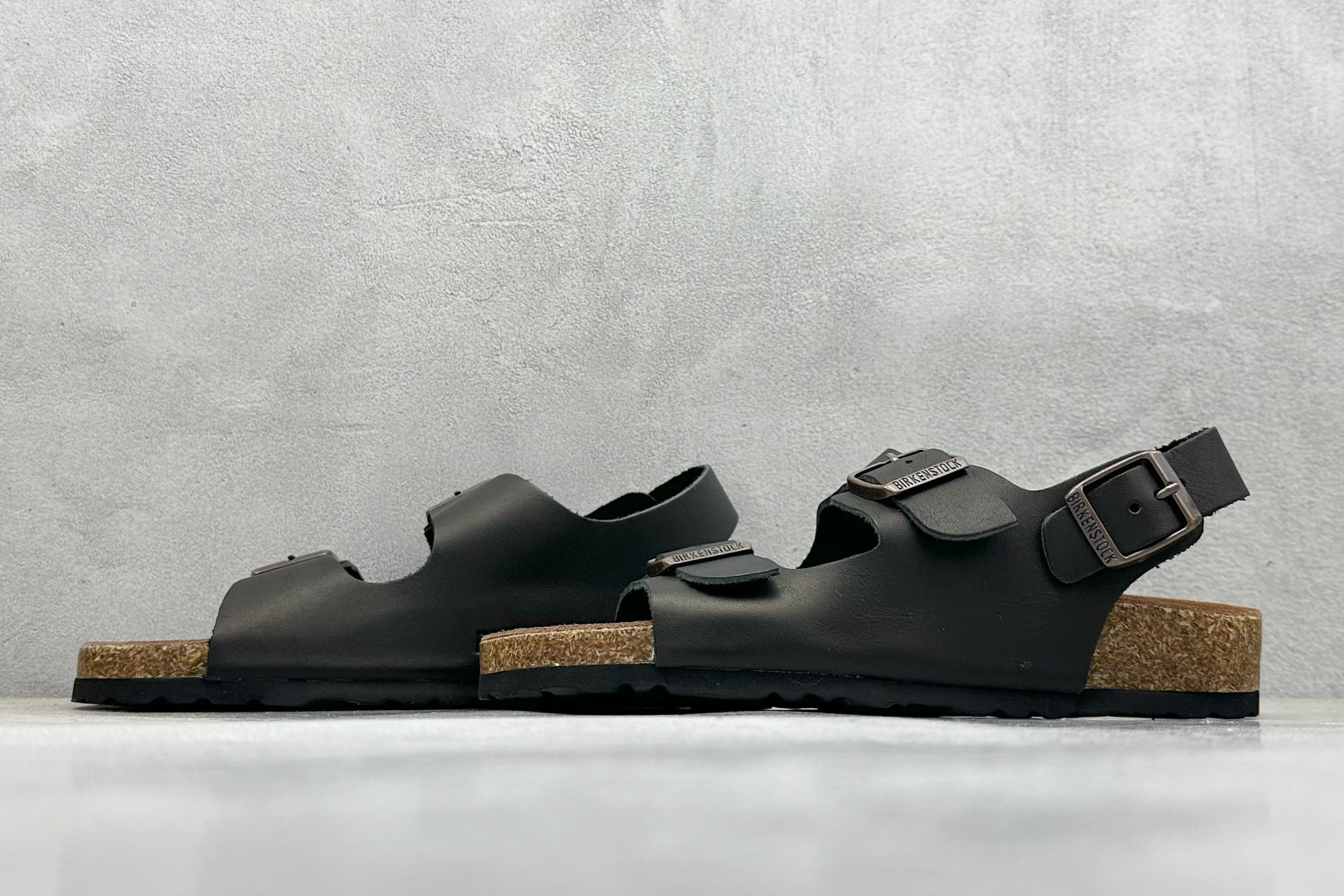 
BK版 博肯 Birkenstock Rio  二字拖
采用其特有的鞋床设计，贴合脚面穿着舒适，Bi