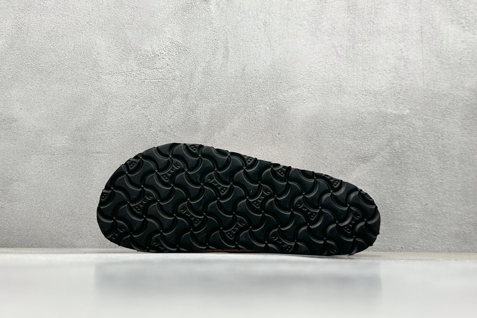  
BK版 博肯 Birkenstock Rio  二字拖
采用其特有的鞋床设计，贴合脚面穿着舒适，Bi