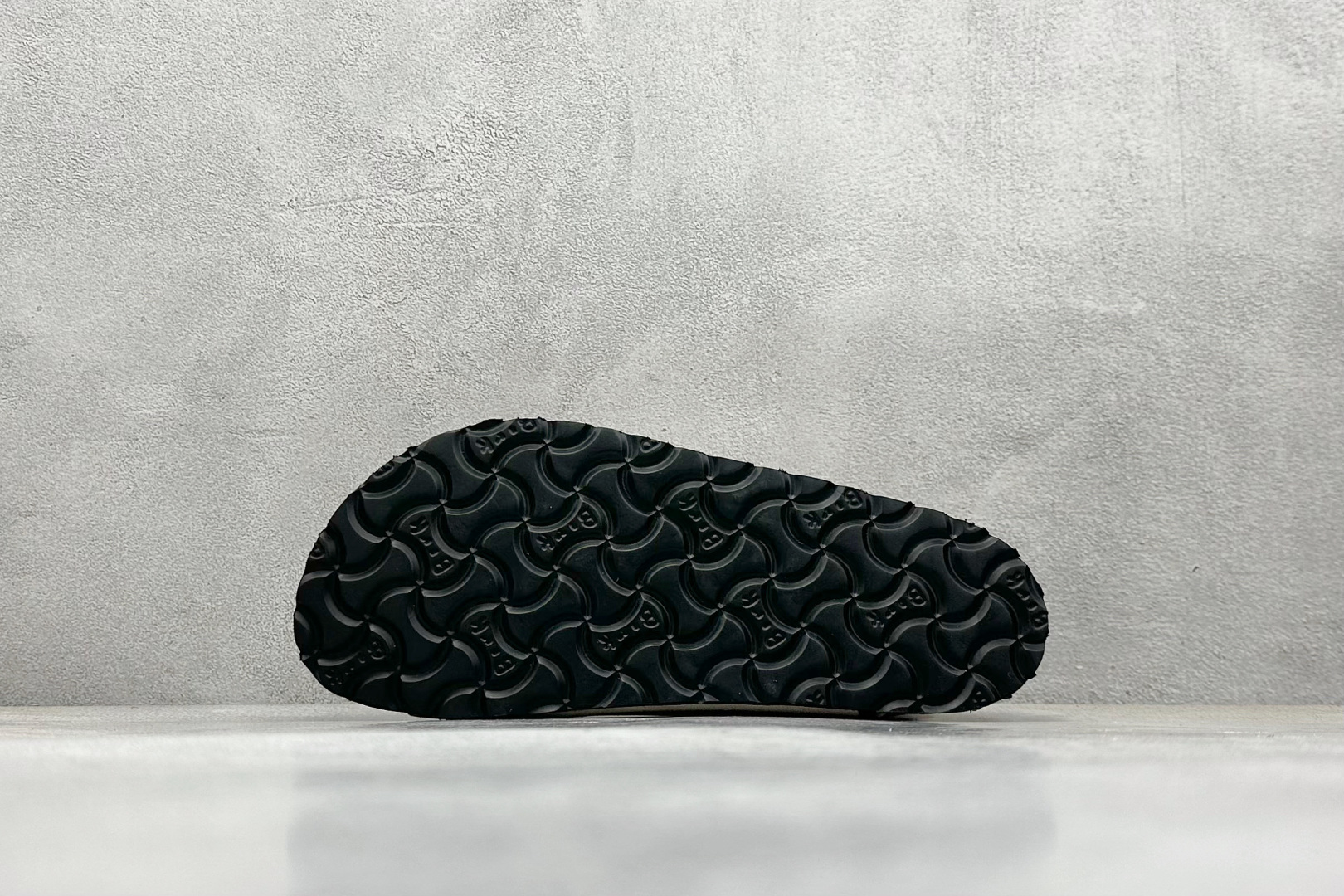  
BK版 博肯 Birkenstock Rio  二字拖
采用其特有的鞋床设计，贴合脚面穿着舒适，Bi