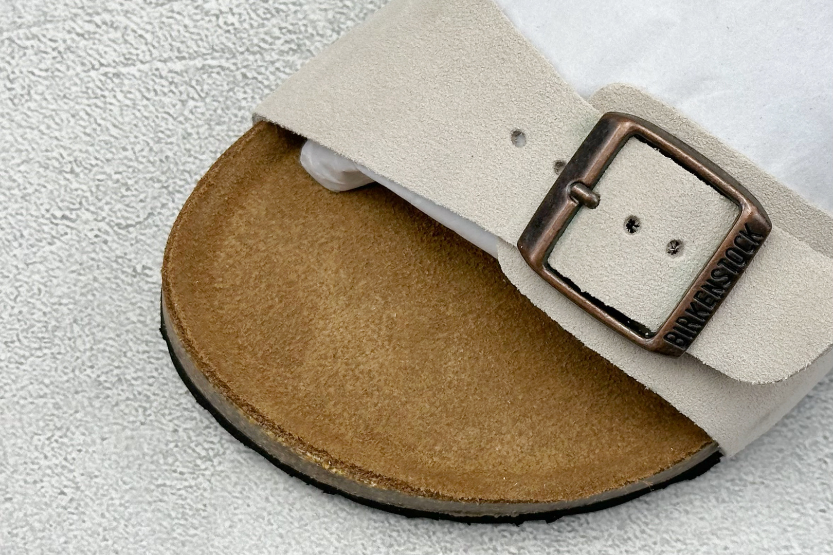  
BK版 博肯 Birkenstock Rio  二字拖
采用其特有的鞋床设计，贴合脚面穿着舒适，Bi