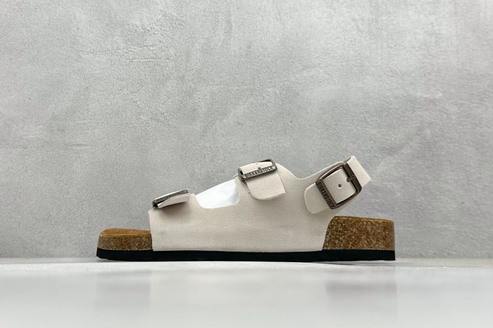  
BK版 博肯 Birkenstock Rio  二字拖
采用其特有的鞋床设计，贴合脚面穿着舒适，Bi