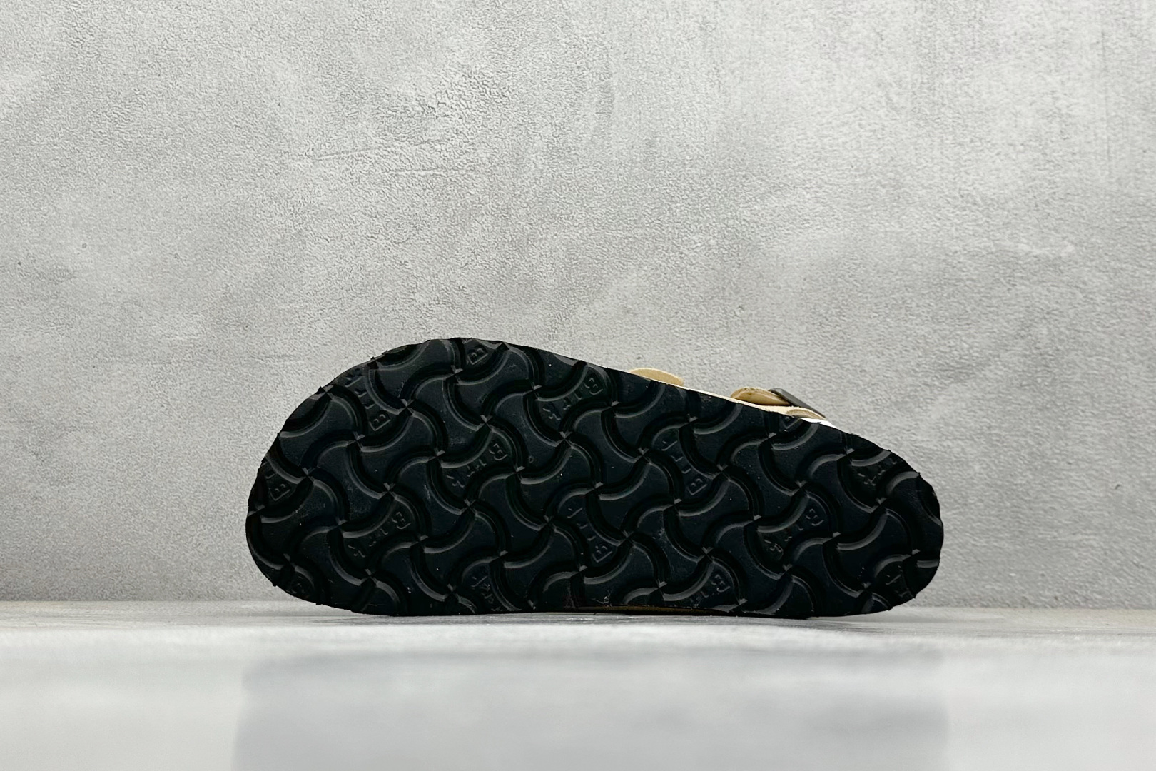  
BK版 博肯 Birkenstock Rio  二字拖
采用其特有的鞋床设计，贴合脚面穿着舒适，Bi