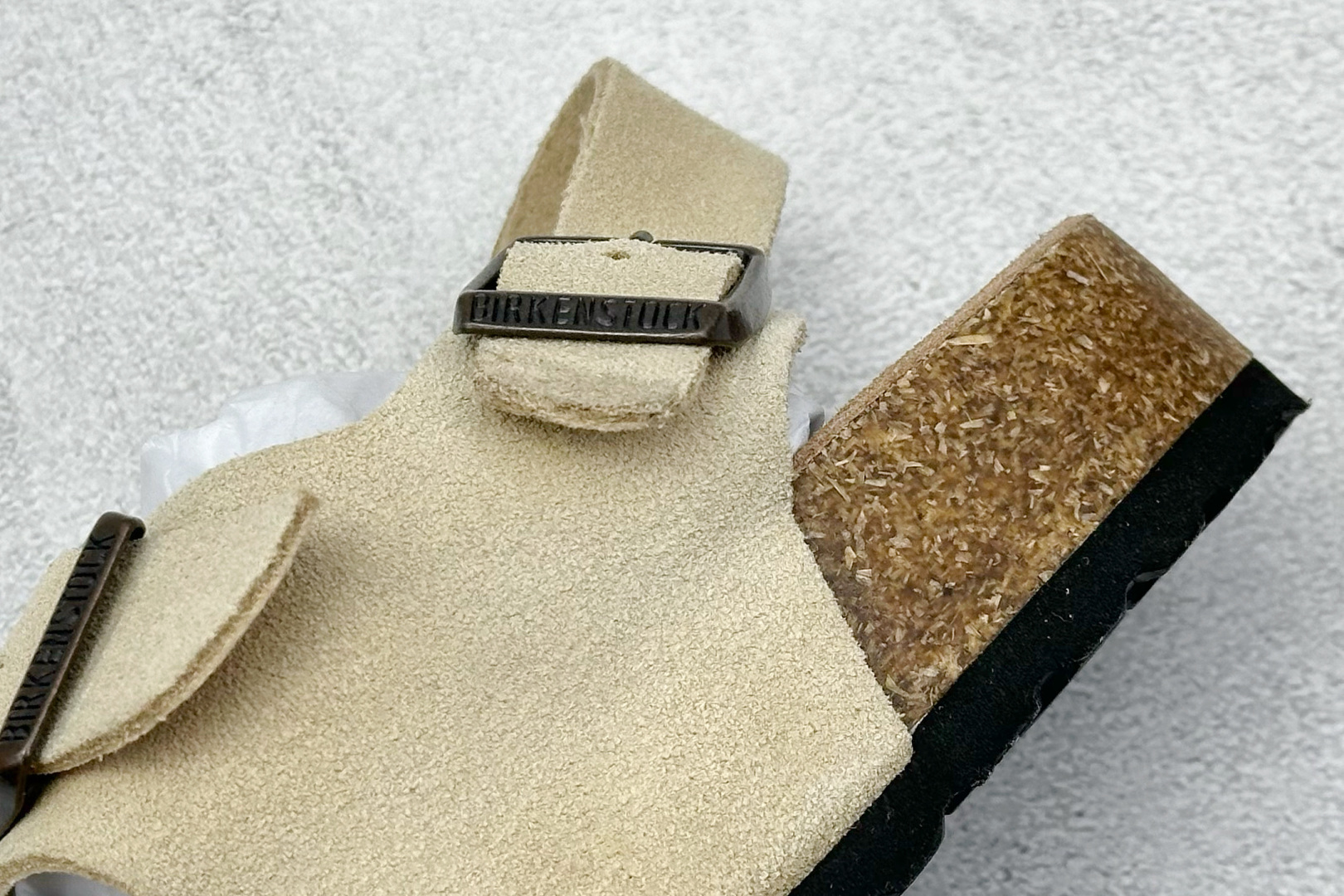  
BK版 博肯 Birkenstock Rio  二字拖
采用其特有的鞋床设计，贴合脚面穿着舒适，Bi