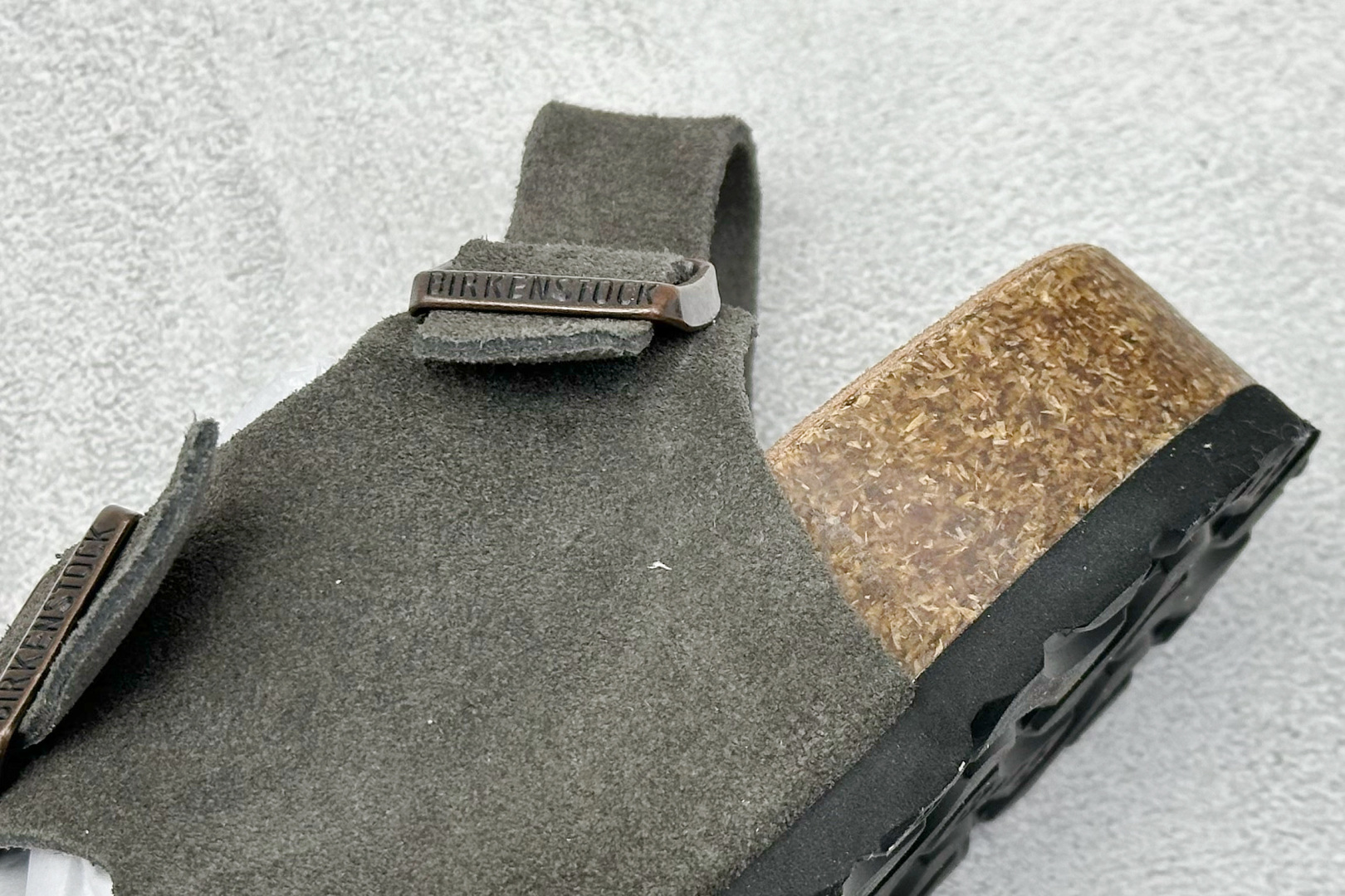  
BK版 博肯 Birkenstock Rio  二字拖
采用其特有的鞋床设计，贴合脚面穿着舒适，Bi