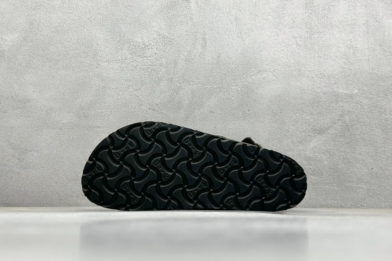  
BK版 博肯 Birkenstock Rio  二字拖
采用其特有的鞋床设计，贴合脚面穿着舒适，Bi