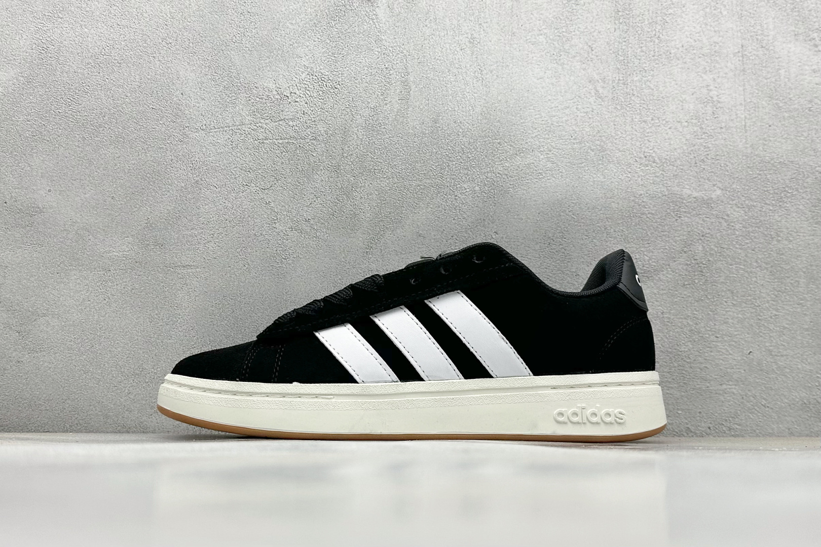  
Adidas GRAND COURT ALPHA 黑色
复古潮流休闲面包鞋 原装纯原级
生生不息的经