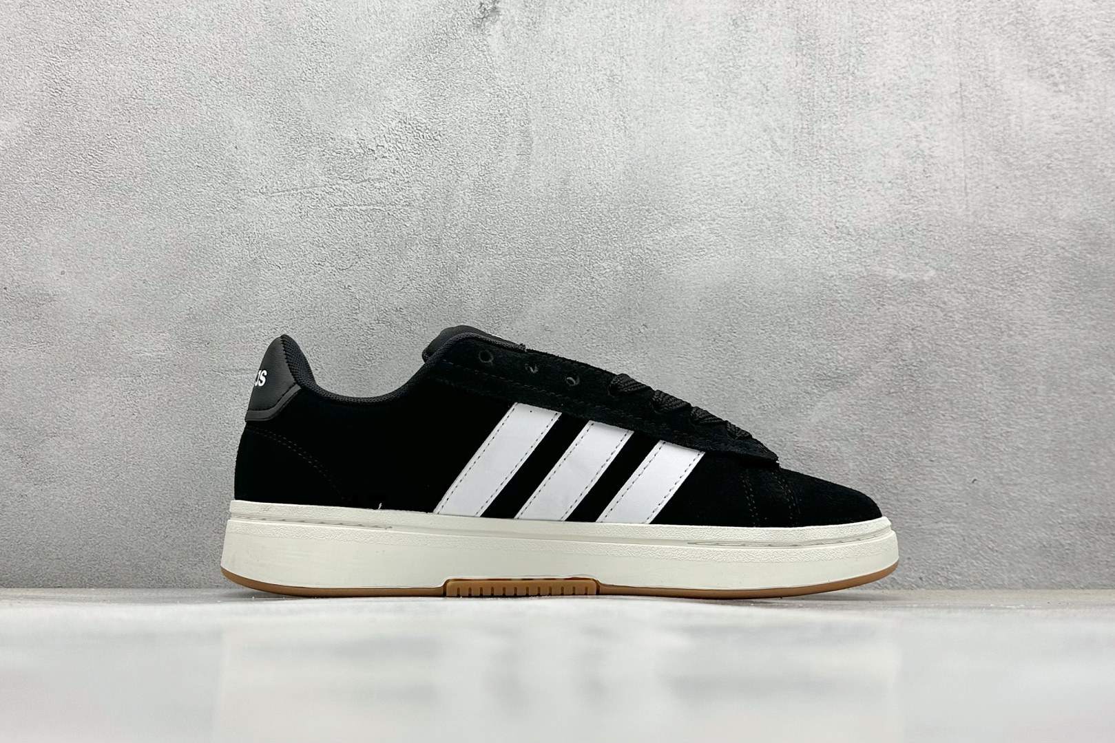  
Adidas GRAND COURT ALPHA 黑色
复古潮流休闲面包鞋 原装纯原级
生生不息的经