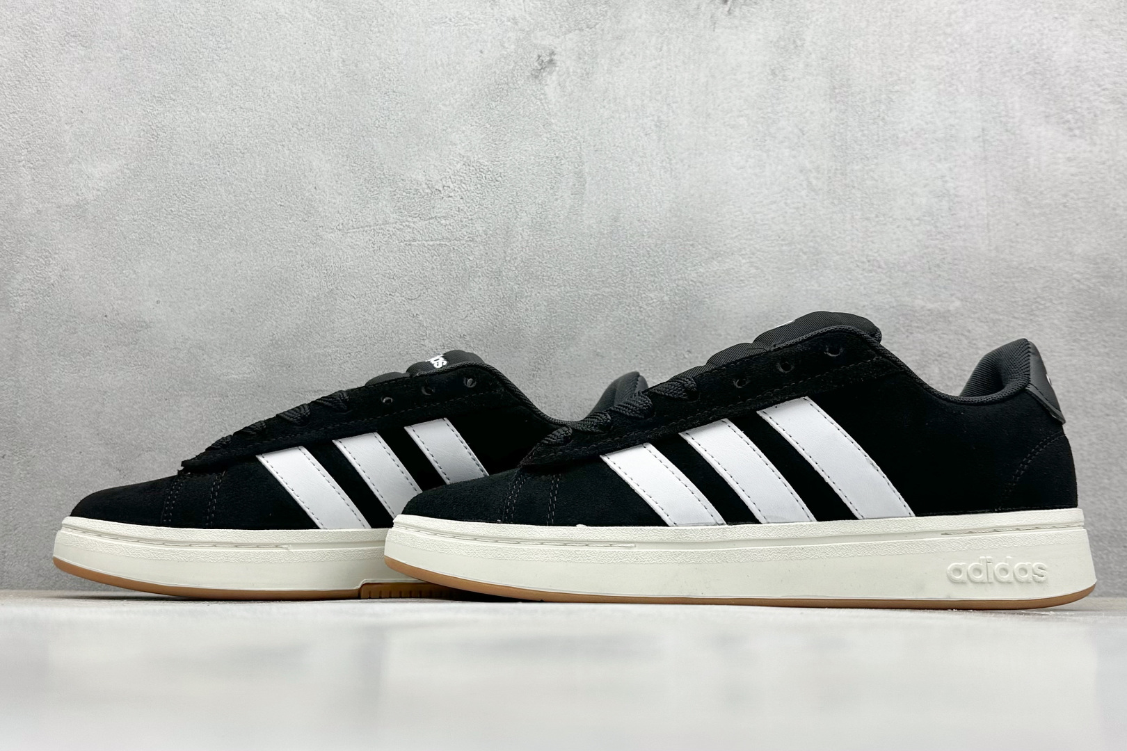 
Adidas GRAND COURT ALPHA 黑色
复古潮流休闲面包鞋 原装纯原级
生生不息的经